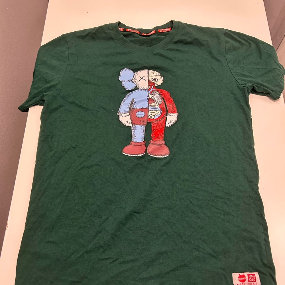 Uniqlo Green Short Sleeve Tee with Graphic